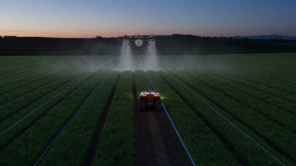 Il drone e il robot sulle stesse file del campo al tramonto