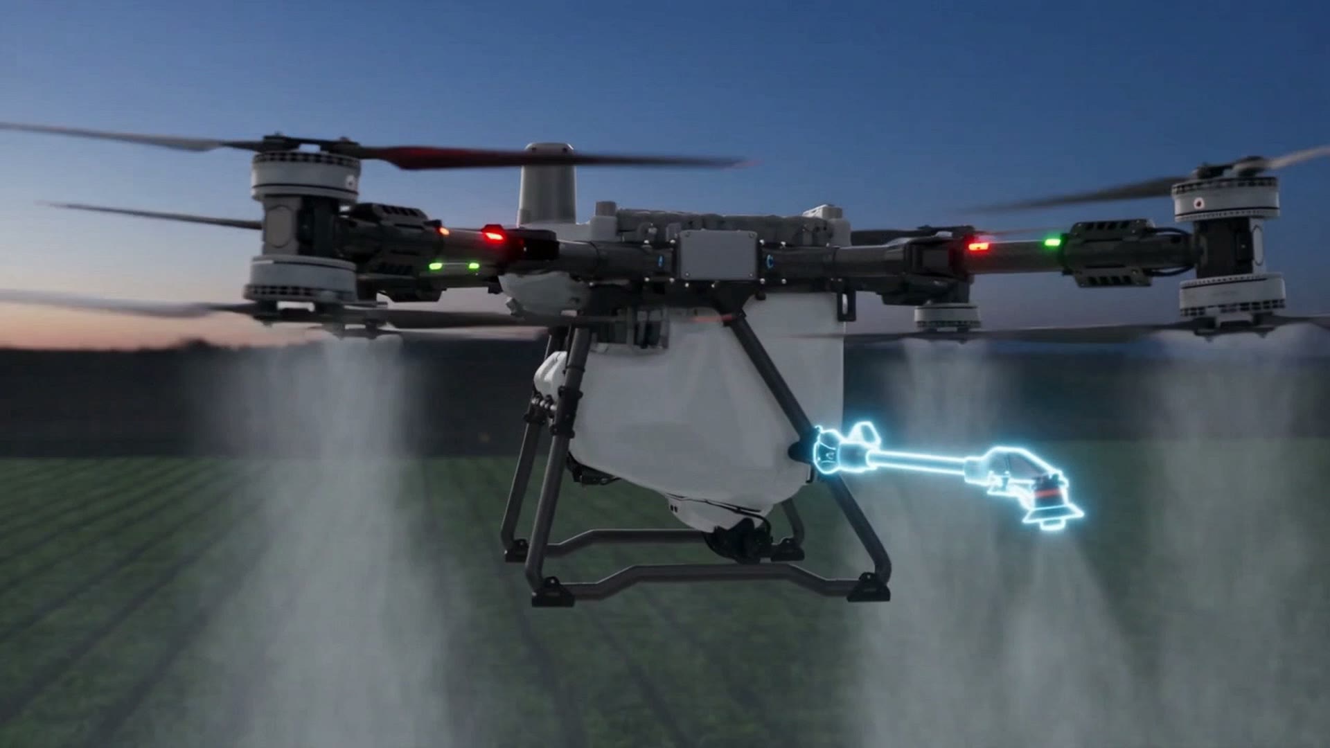 Il drone agricolo in volo basso sopra la coltura, con il getto degli ugelli
