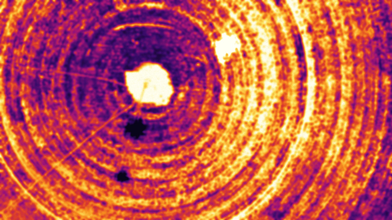 Lo stesso campo in termografia: il centro caldo, la coltura fredda e tre anomalie segnate