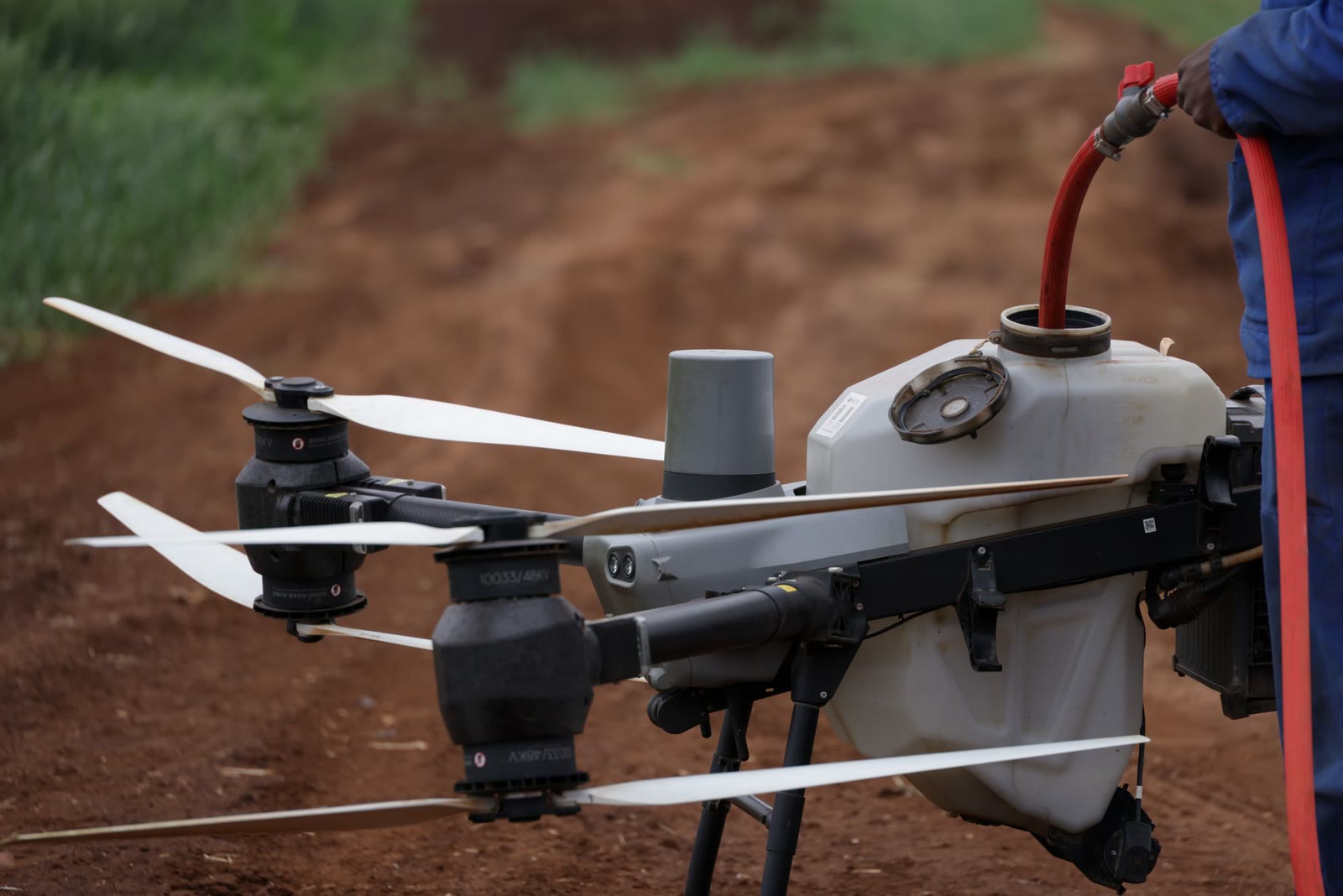 Il serbatoio del drone riempito di prodotto prima del volo